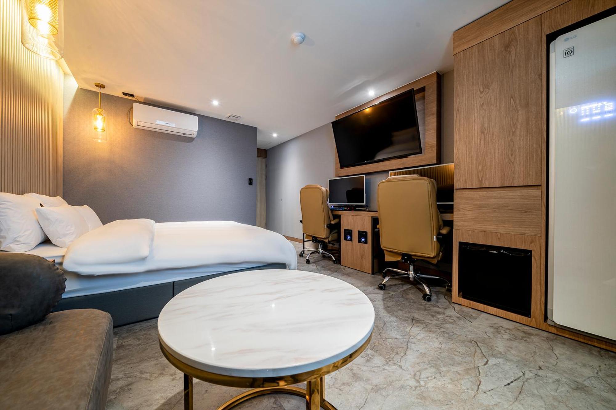 Urban Brown Hotel Chungju City Hall מראה חיצוני תמונה
